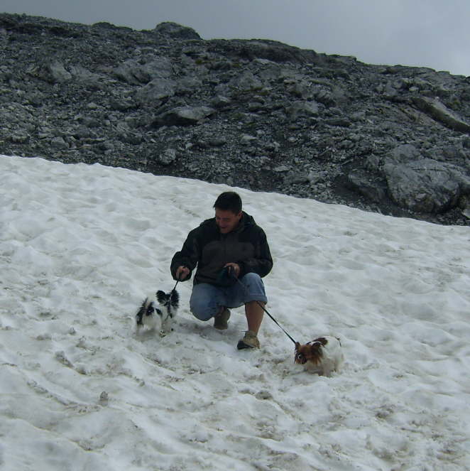 mit Herrchen im Schnee
